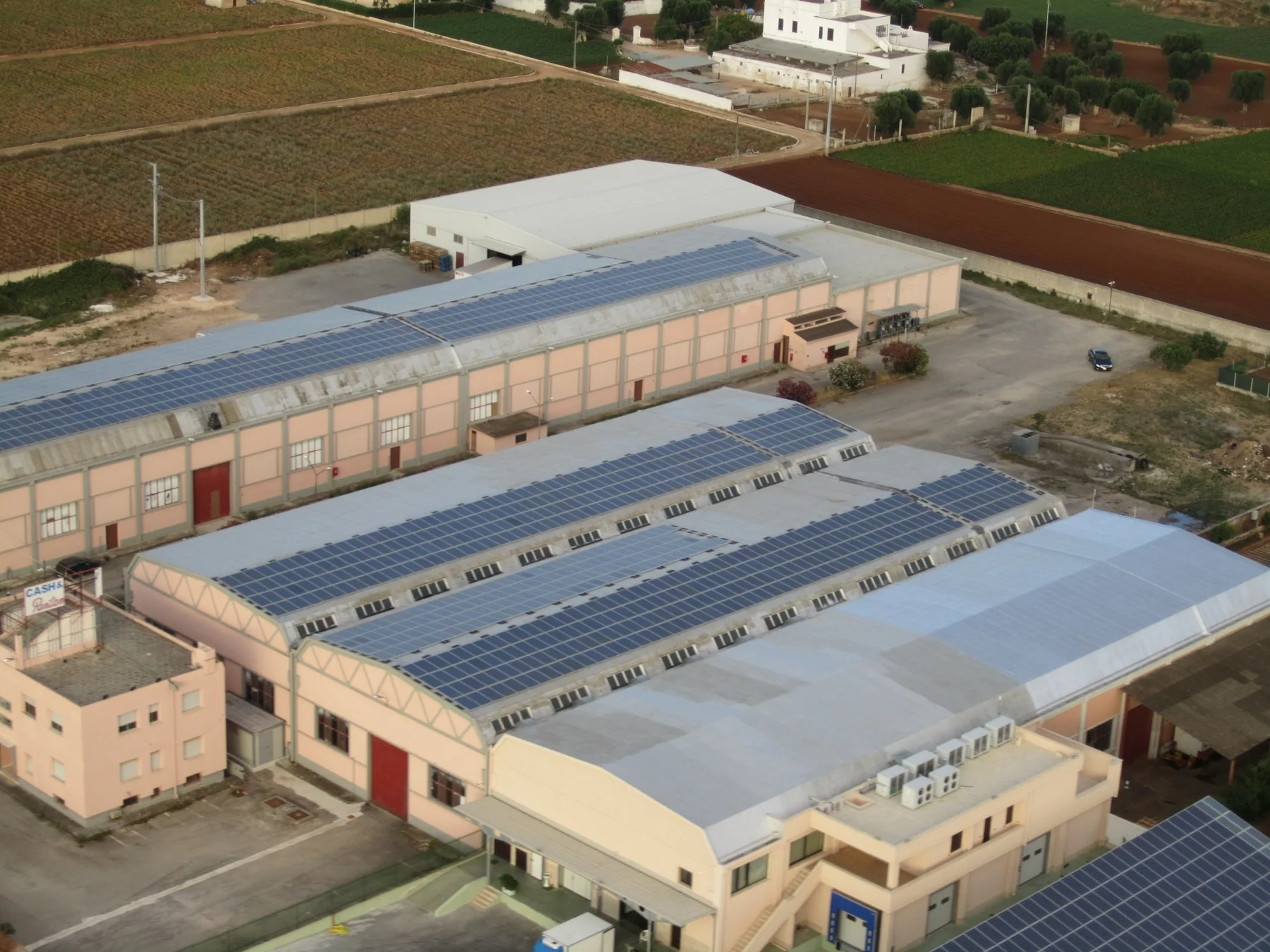 Grande impianto fotovoltaico industriale realizzato su coperture